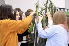 Мэр Читы Инна Щеглова отметила вклад волонтеров в изготовление сетей для защиты техники и бойцов СВО в День Героев Отечества