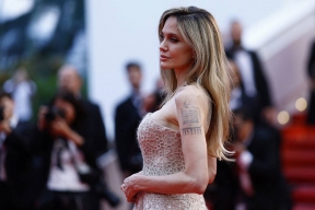 Анджелина Джоли сменила привычные длинные локоны на элегантное каре