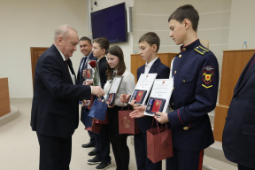 Председатель Заксобрания Валерий Малышев поблагодарил родителей детей-героев за достойное воспитание нового поколения ульяновцев