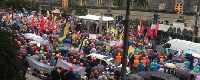 Пять тысяч человек собрались на митинг у здания Верховной Рады