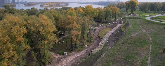 В Новосибирске у нового парка «Арена» выкладывают дорожки у реки