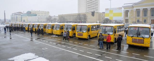 Владимиров вручил главам ставропольских школ ключи от 17 автобусов