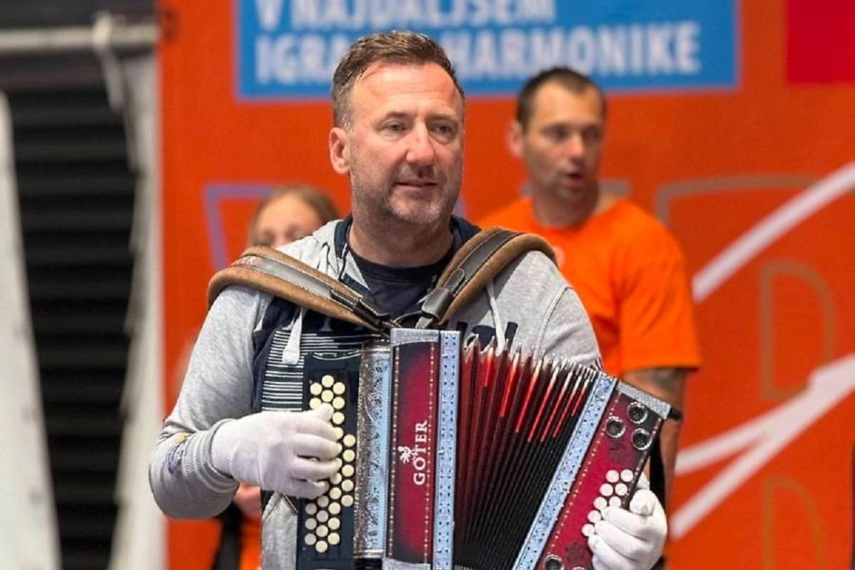 Словенский виртуоз установил новый мировой стандарт непрерывной игры на аккордеоне