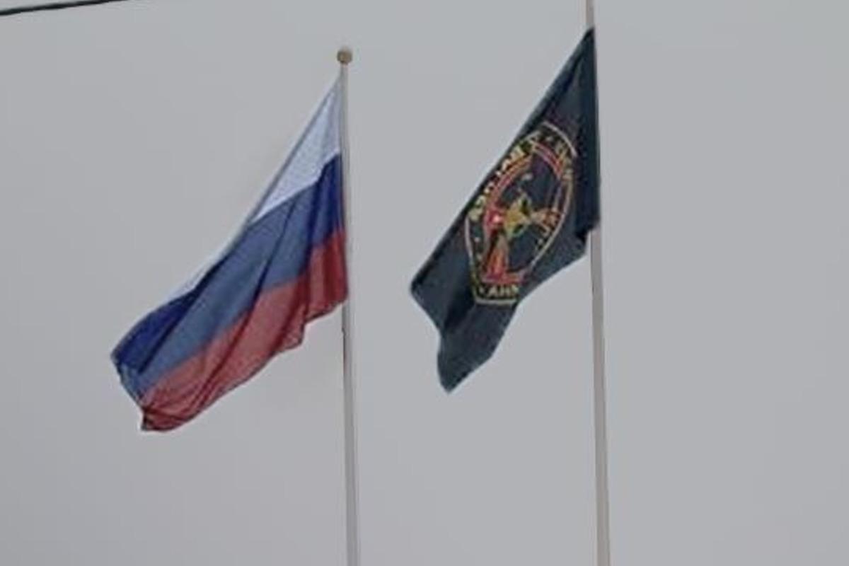 «Все они наши герои»: губернатор Вологодской области Филимонов вернул флаг ЧВК «Вагнер» на кладбище с похороненными бойцами СВО