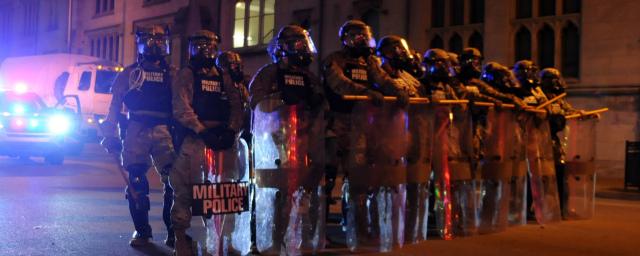 Активисты Black Lives Matter обстреляли полицейских в американском Луисвилле