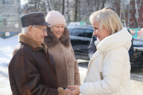 Глава ЕАО Мария Костюк вручила ключи от новой квартиры ветерану ВОВ, участнику сражений за Сталинград и Ленинград Михаилу Федоровичу Золотых