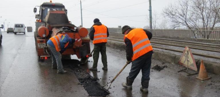 В Томске начали ремонт дорог с использованием горячих смесей