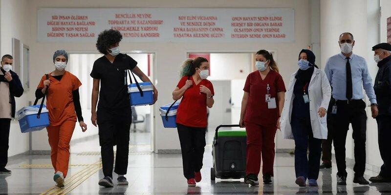 Туроператоры запускают туры в Турцию, где можно привиться одобренной ВОЗ вакциной