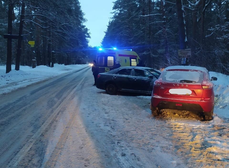 При лобовом столкновении двух авто в Твери пострадали два человека, в том числе ребенок