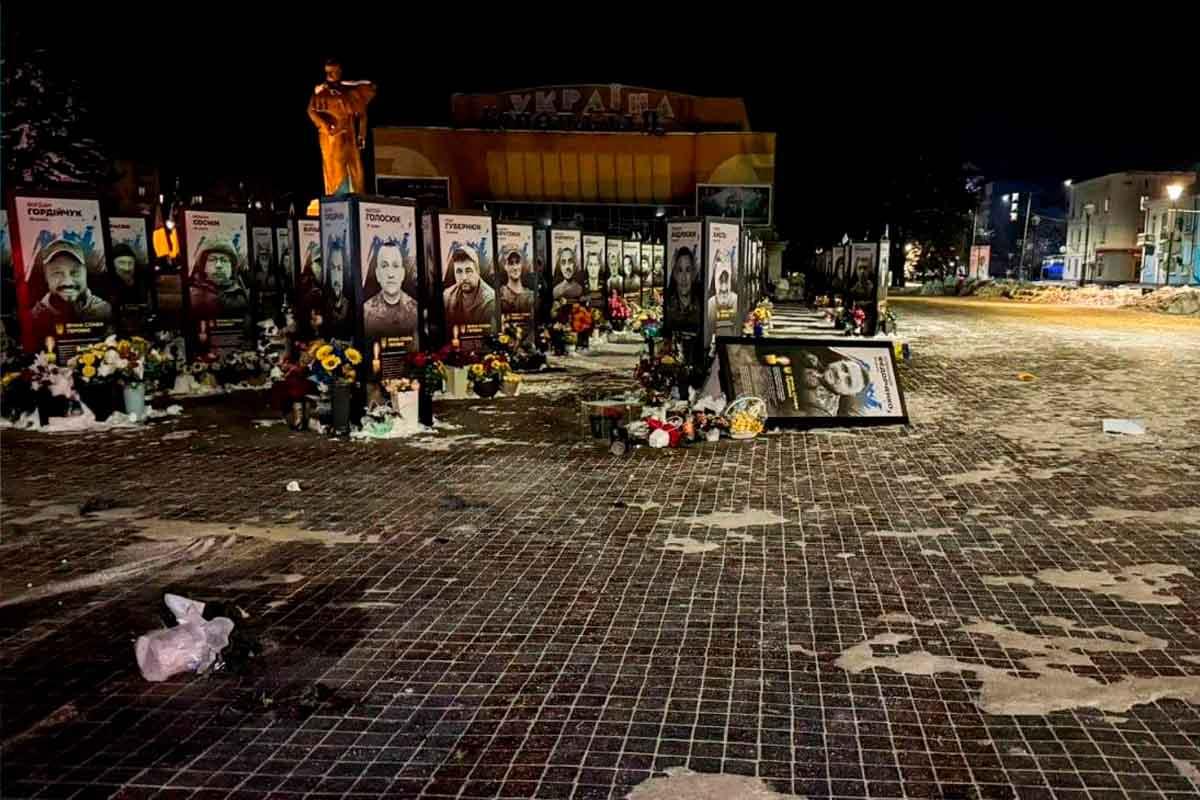 В Ровно задержали женщину, устроившую погром на аллее памяти погибших военных