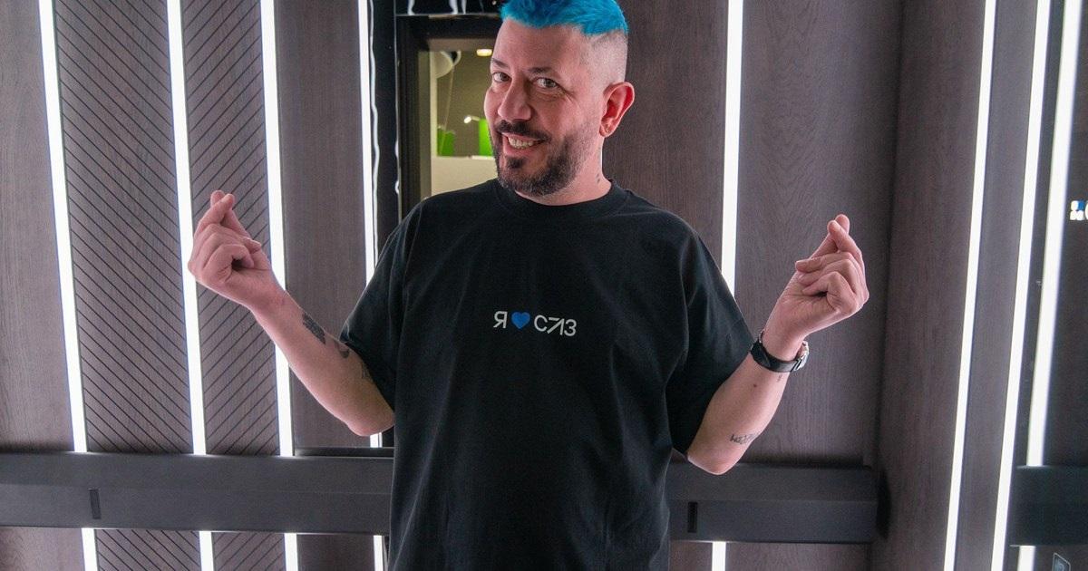 Дизайнер Артемий Лебедев показал неприличный жест, обсуждая Новосибирск