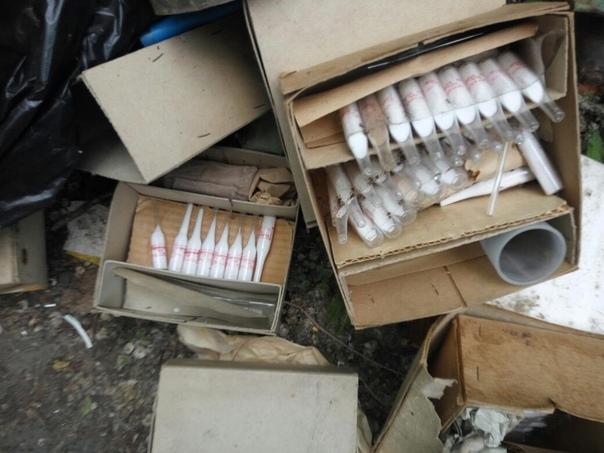 Прокуратура Омска проверит химикаты, оставленные у мусорки ОмГАУ