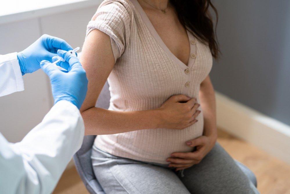 Тверские медики призывают будущих мам к вакцинации от COVID-19