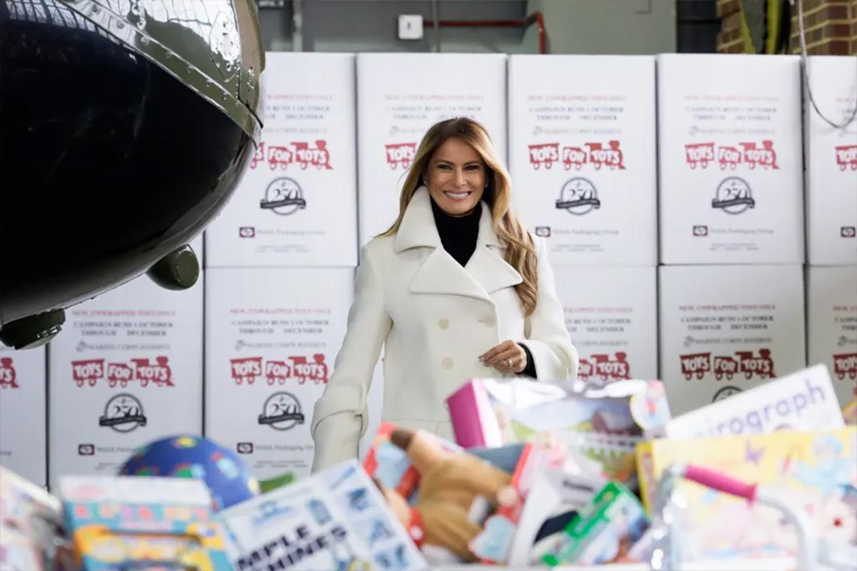 В Лос-Анджелесе испортили постеры с рекламой фильма о первой леди США