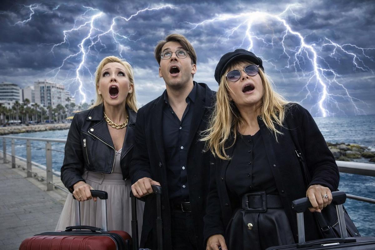 «Весну не разрешили»: праздник Пугачевой на Кипре оборвали взрывы. Война идет за певицей по пятам