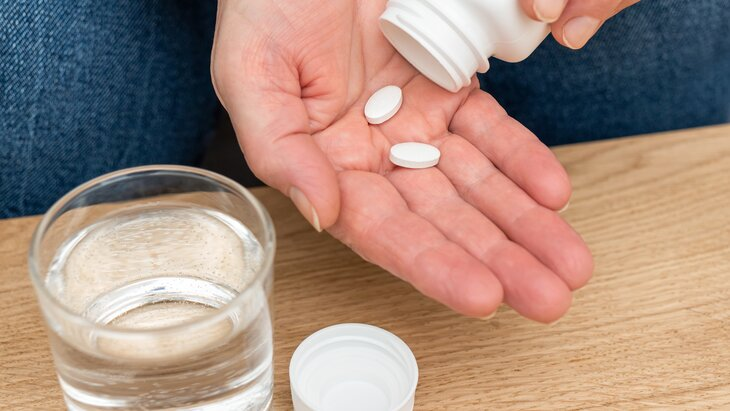 Терапевт Романов: Принимать антибиотики при вирусных инфекциях совершенно нецелесообразно