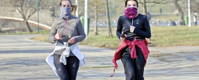 Роспотребнадзор оценил опасность прогулок и занятия спортом в масках