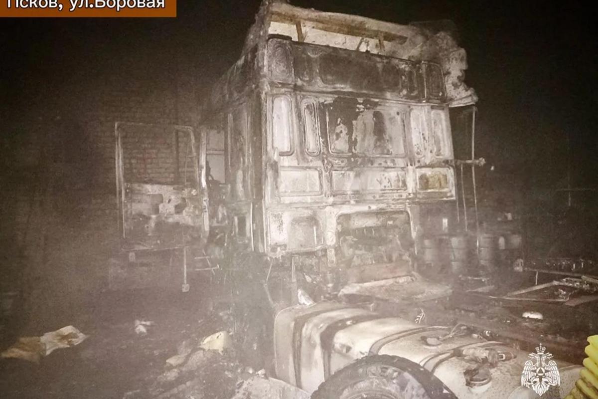Причиной пожара в тягаче DAF в псковском гараже могло стать короткое замыкание