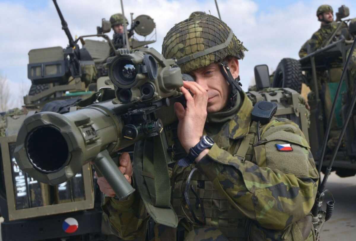 Чехия не намерена отправлять военных на Украину