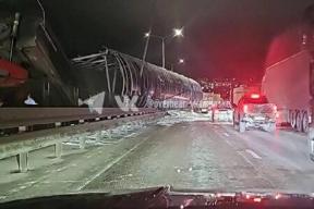 На трассе М-4 самосвал снес надземный переход: пострадал водитель, движение ограничено