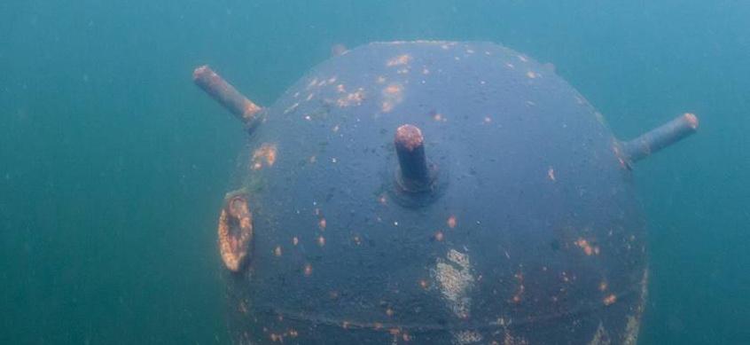 На одном из пляжей западного Крыма обнаружили, предположительно, корабельную якорную мину