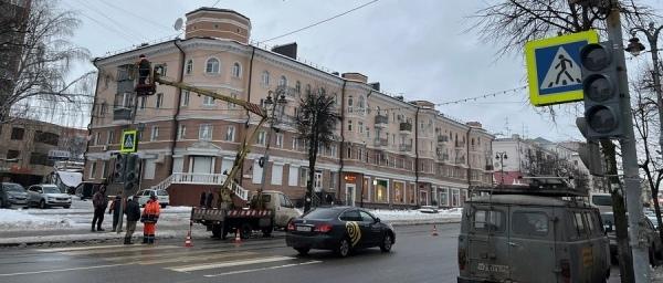 В Курске на улице Ленина начали установку светофоров рядом с музыкальным колледжем