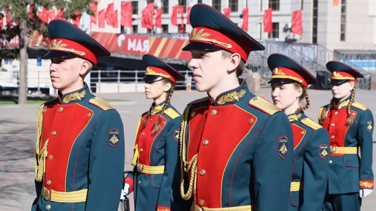 В Красноярске двое юных карабинеров потеряли сознание при поднятии флага города