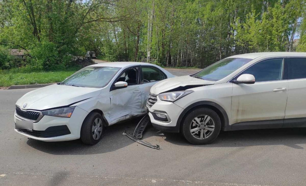 В Костроме столкнулись две иномарки из-за того, что седан не уступил дорогу кроссоверу