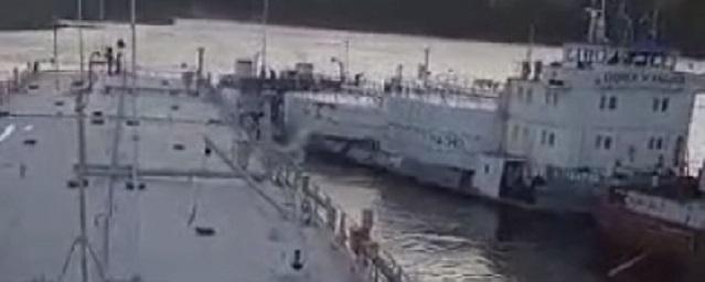 Режим ЧС ввели в районе столкновения двух танкеров на реке Лена