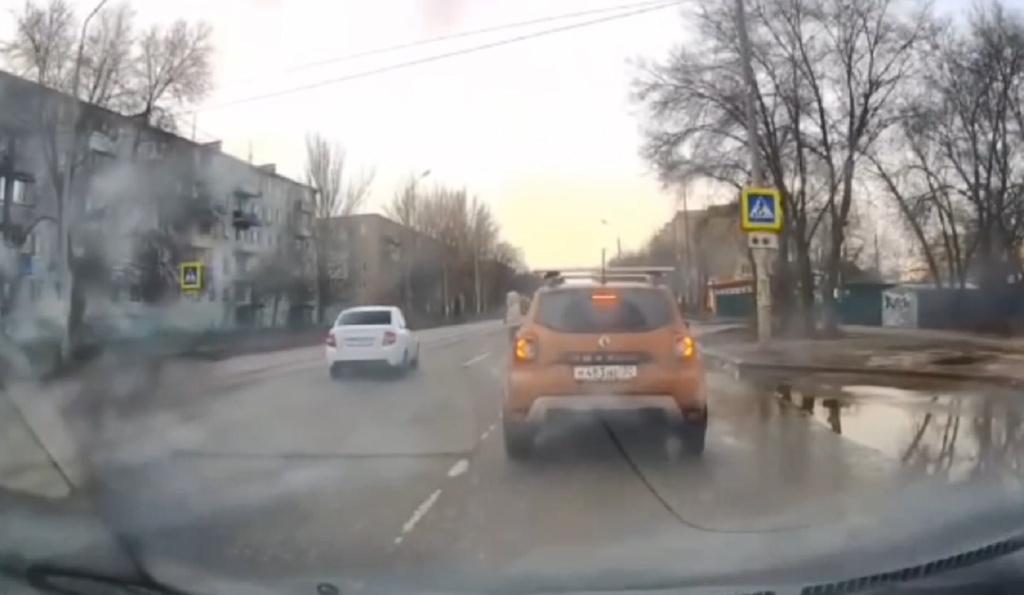 В Астрахани нашли водителя, чуть не сбившего женщину на «зебре»
