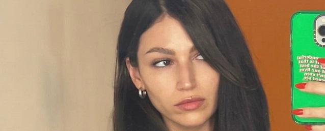 Звезда «Бумажного дома» Урсула Корберо сфотографировалась в зеркало с обнаженной грудью