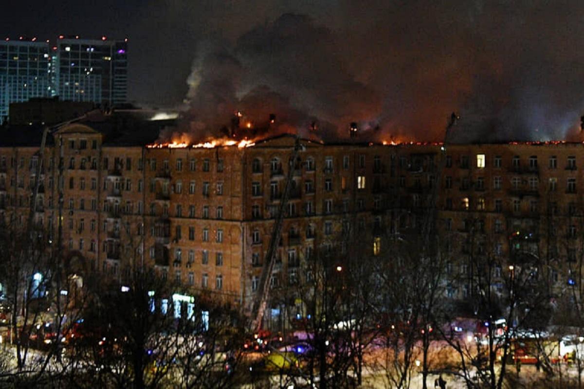 Более 10 человек пострадали в результате пожара в жилом доме в Москве, власти направили санитарный вертолет