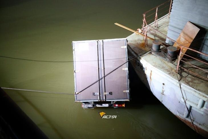 В Новосибирске на Речном вокзале утонула «ГАЗель»