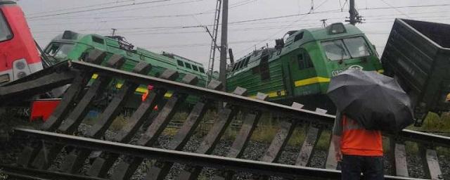В Петербурге с рельсов сошли два поезда после столкновения