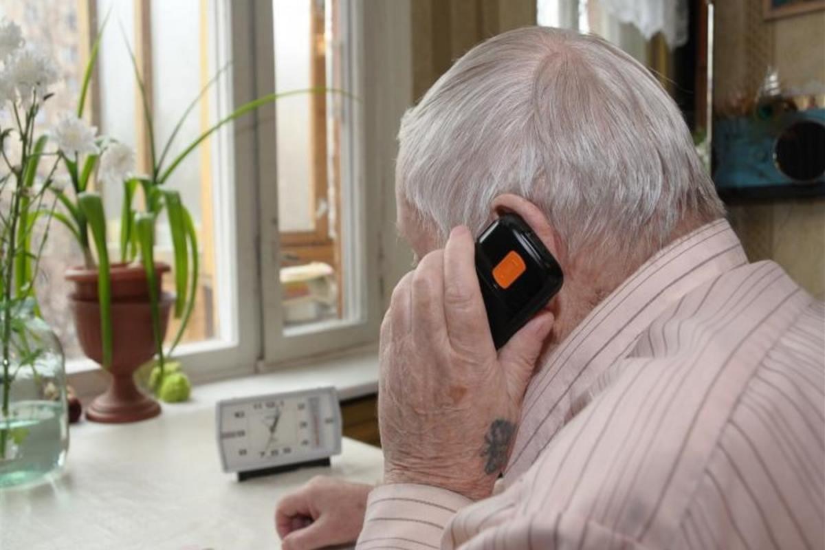 Мошенники запугали пенсионера из Черкесска, выманив у него свыше миллиона рублей