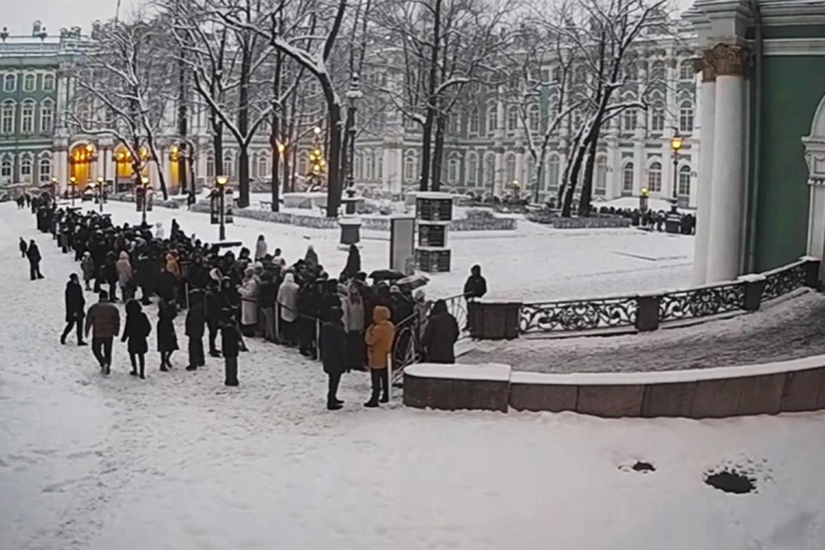 Очередь на вход в Эрмитаж растягивалась до Александровской колонны, но к вечеру рассосалась