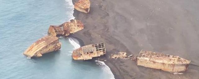 У японского острова Иводзима на поверхности показались корабли времён Второй мировой войны