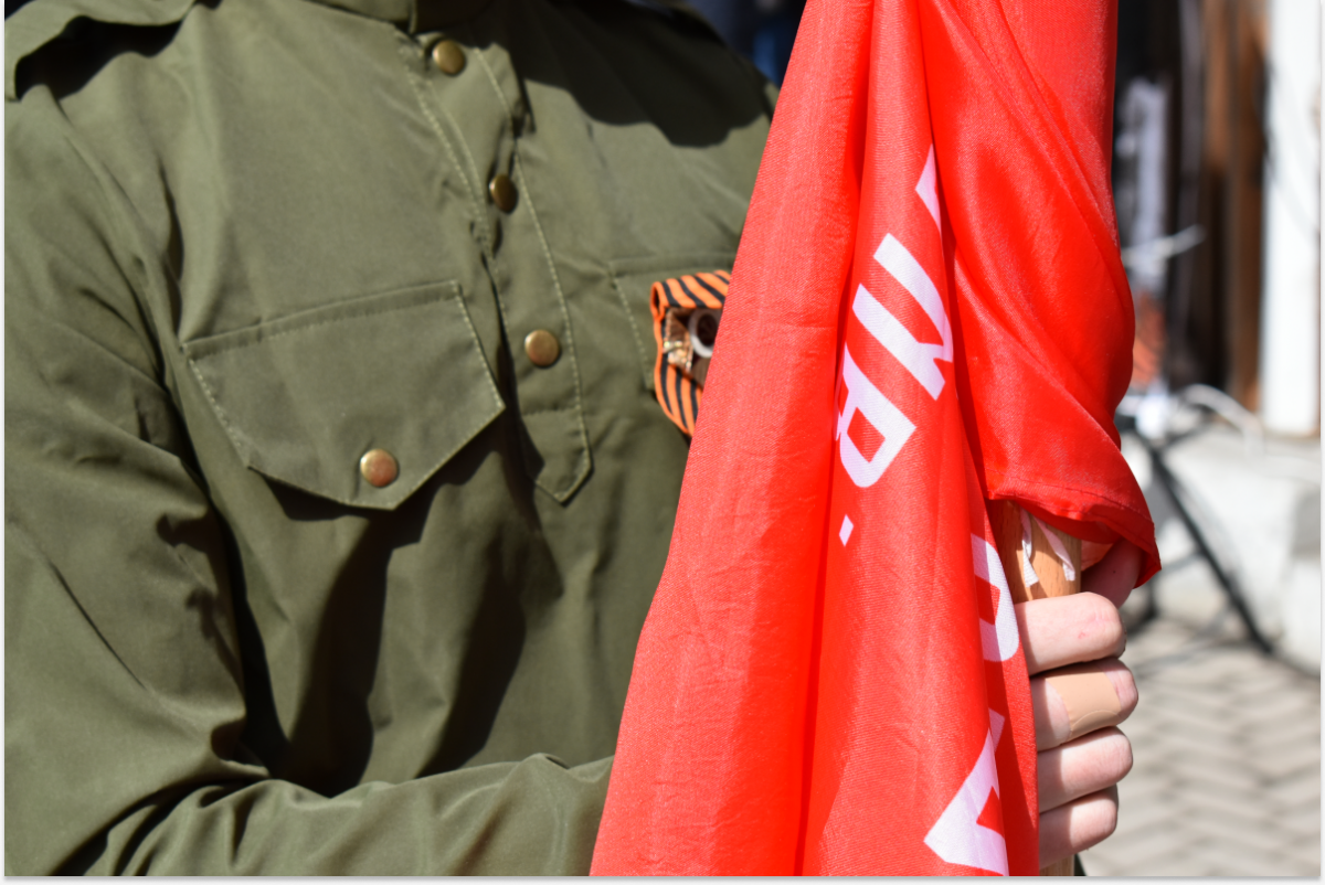 Подростки из Томска подожгли Знамя Победы и попали под уголовное преследование