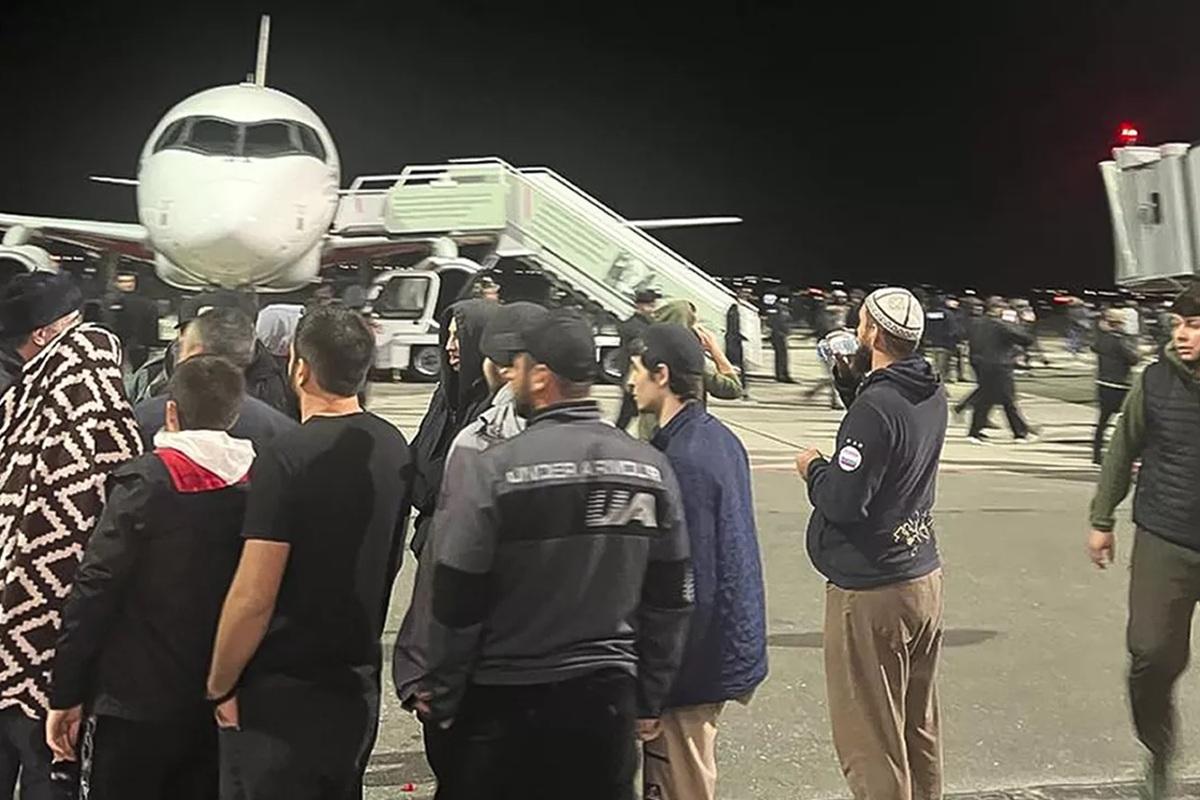 Свидетель: участники беспорядков в Махачкале силой проверяли паспорта у пассажиров