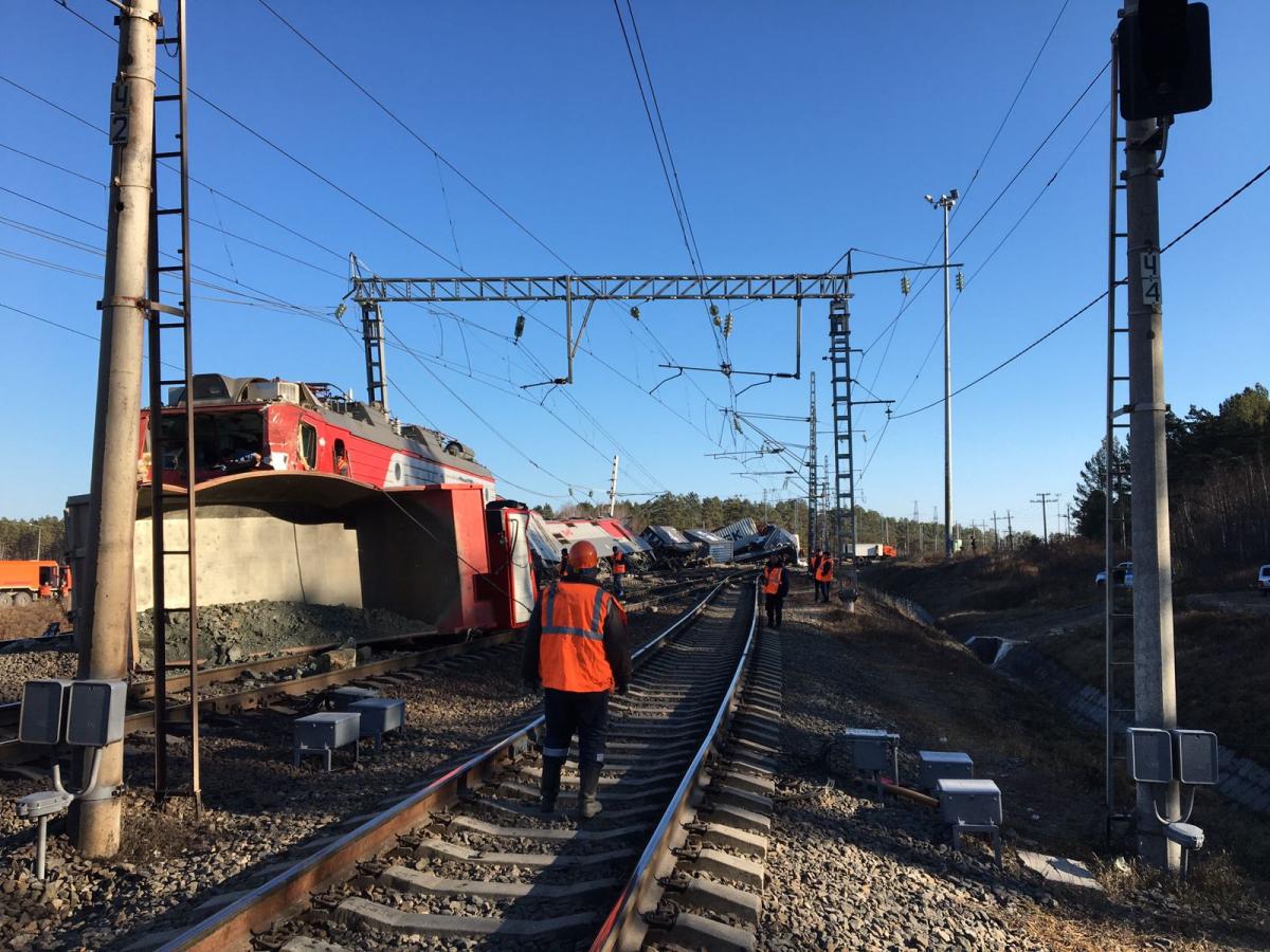 Грузовик столкнулся на путях с поездом в Амурской области, погиб водитель - Видео