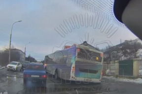 Автобус влетел в яму в Мурманске