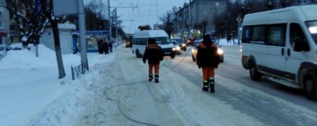 В Рязани на два автомобиля упали троллейбусные провода