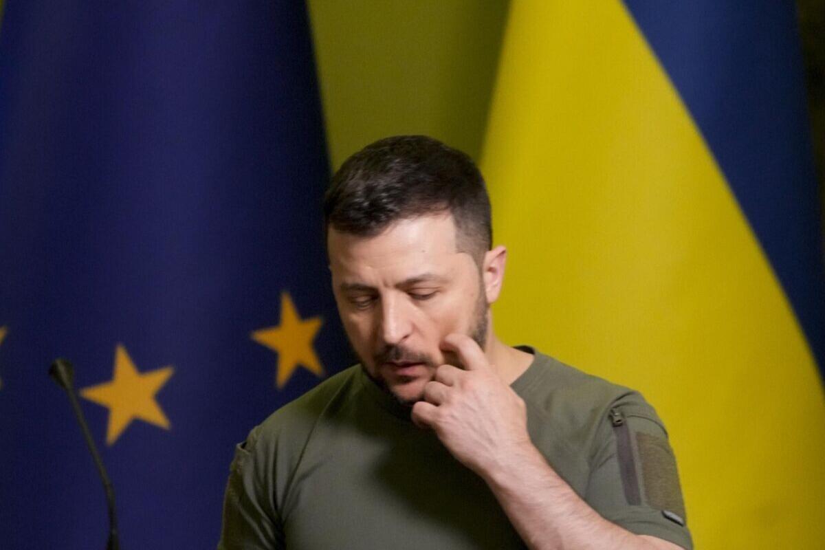 Захарова назвала абсурдными планы Зеленского на 9 мая