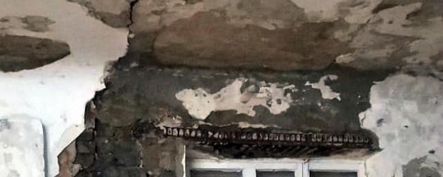 Родители пожаловались на плохое состояние стен в новосибирской школе №109