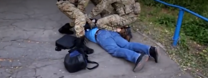 ФСБ задержала в Омской области экс-сотрудника оборонного предприятия за шпионаж — Видео