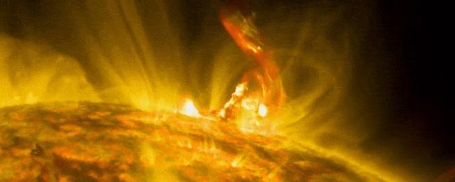 На Солнце появился протуберанец размером около 500 тысяч км