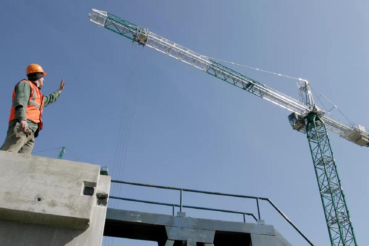 В Новосибирске арестовали мешающий стройке башенный кран