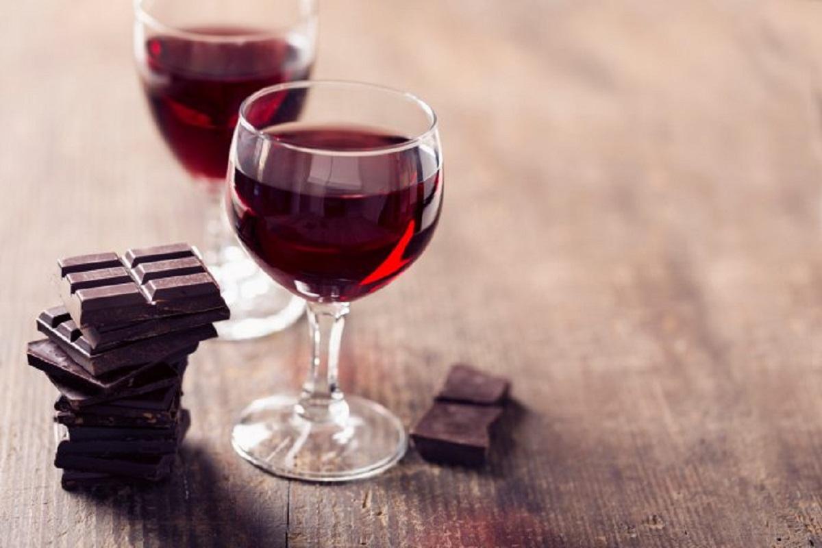 Ученые заявили, что вино и темный шоколад регулируют метаболизм глюкозы и жиров в печени.