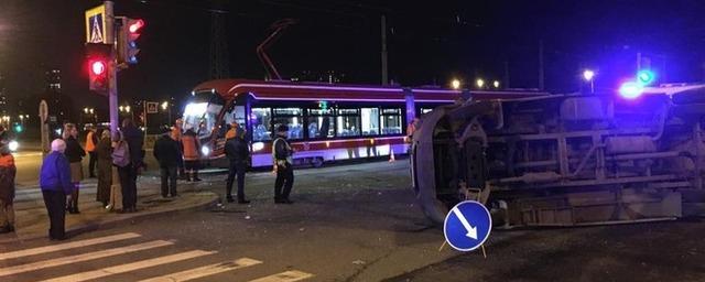 В Петербурге 16 человек пострадали в ДТП с маршруткой и трамваем