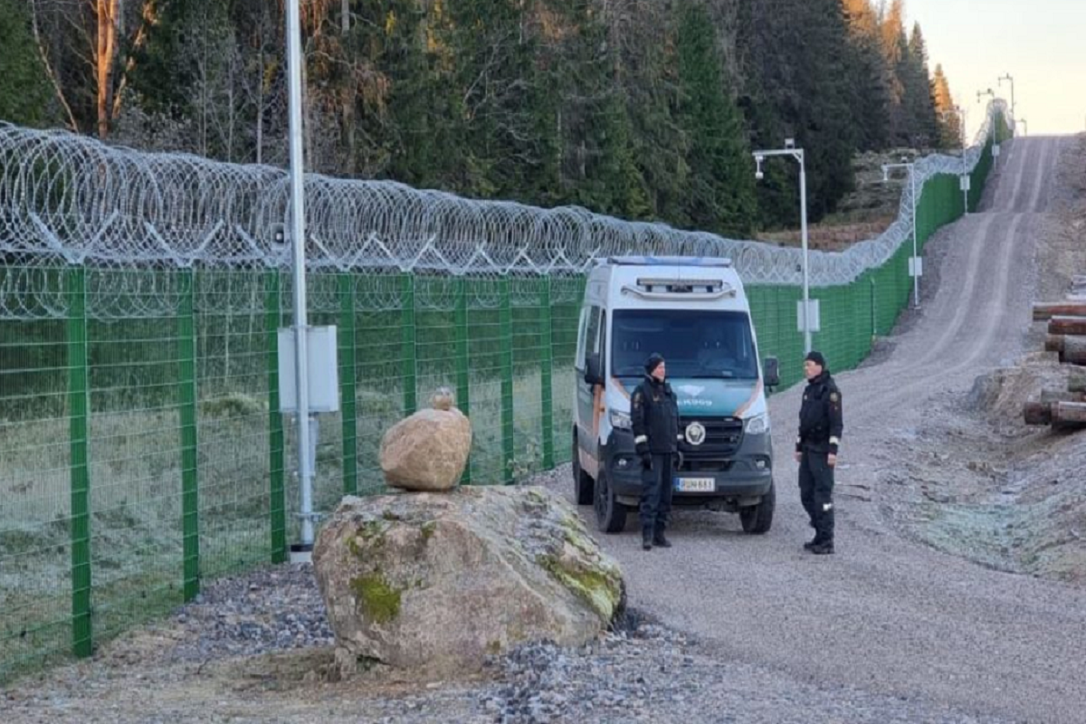 К забору на восточной границе Финляндии с Россией начали ездить туристы